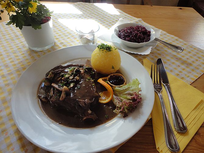 Reh-Schäuferla mit besten mit fränkischen Klößen und Apfelblaukraut