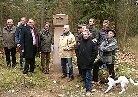 Der Forstbetrieb Nürnberg und der Naherholungsverein Sebalder Reichswald bei der Einweihung  des Dreieckstein