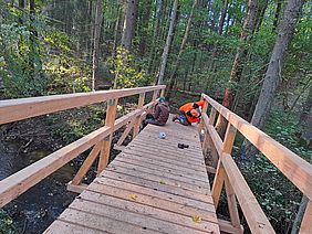 Die Zusammenarbeit im Team macht den Brückenbau möglich. 