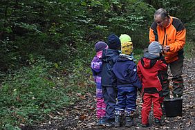 Kindertagesstätte St. Elisabeth aus Bamberg sammelt Eicheln für Wiederaufforstung Forstbetrieb Forchheim Bayerische Staatsforsten