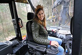 Forstbetrieb Allersberg Waldkönigin Kerstin Seitz steuert Harvester