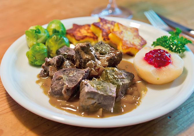 Hirsch-Gulasch mit Kartoffelstenen | Beilage Rosenkohl oder Blaukraut