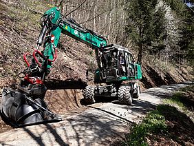 Grabbenbagger Bagger Forstwirschaft Waldarbeit Waldpflege