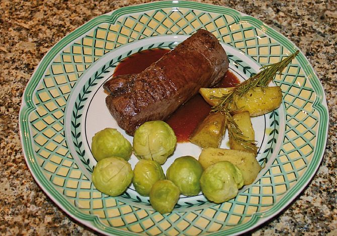 Reh-Rücken mit Salat Rosenkohl Rosmarinkartoffeln