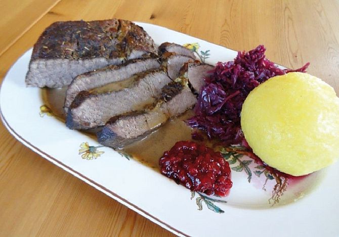 Frischlings-Barten vom Wildschwein aus der Keule Dazu schmecken Bayreuther Klöße und Rotkohl