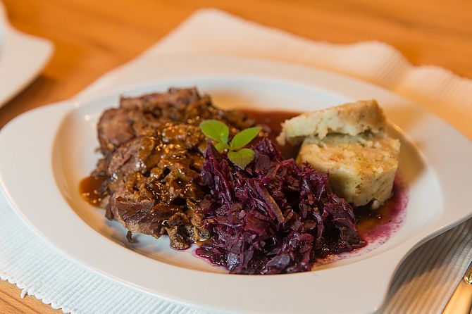 Reh-Schulter mit Blaukraut | Rotkraut Semmelknödeln und Preiselbeeren