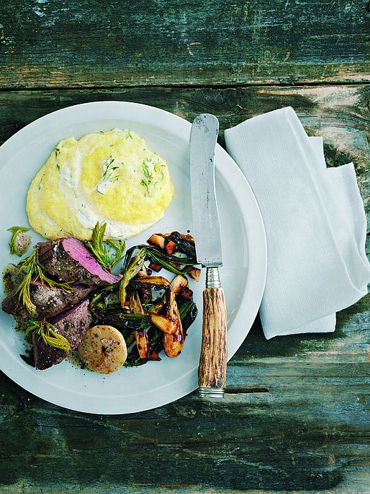 Reh-Rücken mit Polenta und  Frühlingszwiebelgemüse