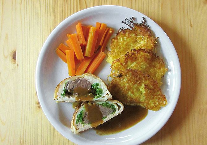 Reh-Rücken im Blätterteig mit Karotten Broccoli Rosenkohl Kohlrabi sowie Birnen