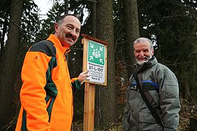 Präsentation der Hinweisschilder für die Rettungstreffpunkte