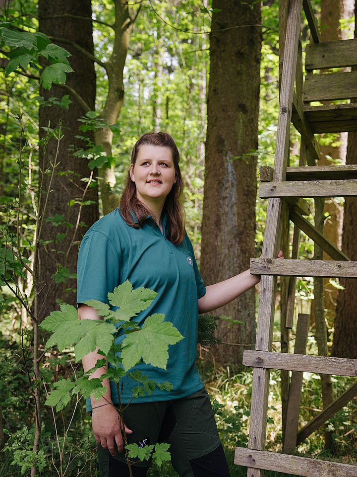 Revierjägerin im Wald an einem Hochsitz