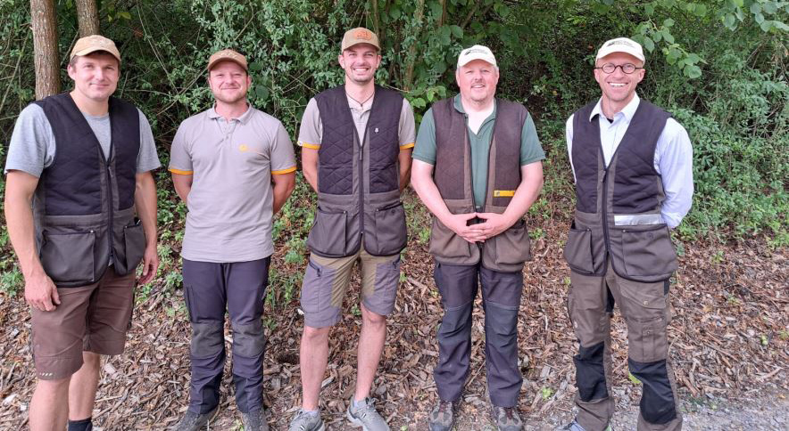 Fünf Jagdschützen stehen nebeneinander und freuen sich über den 2. Platz