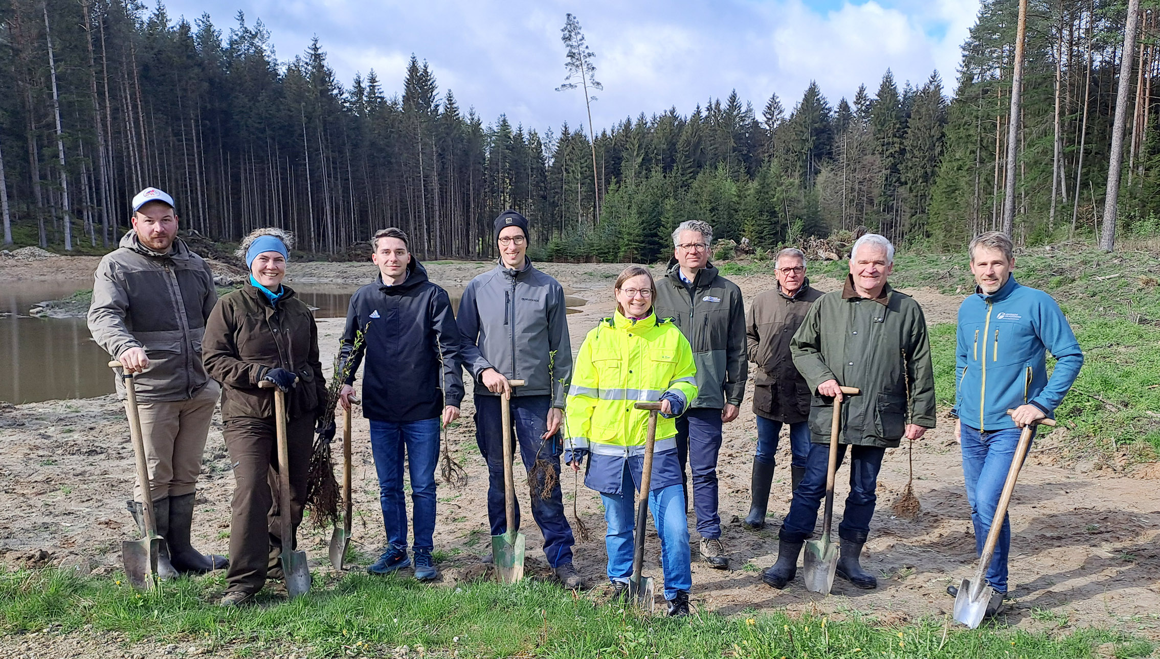 Gruppenfoto vor dem neuen Feucht-Biotop