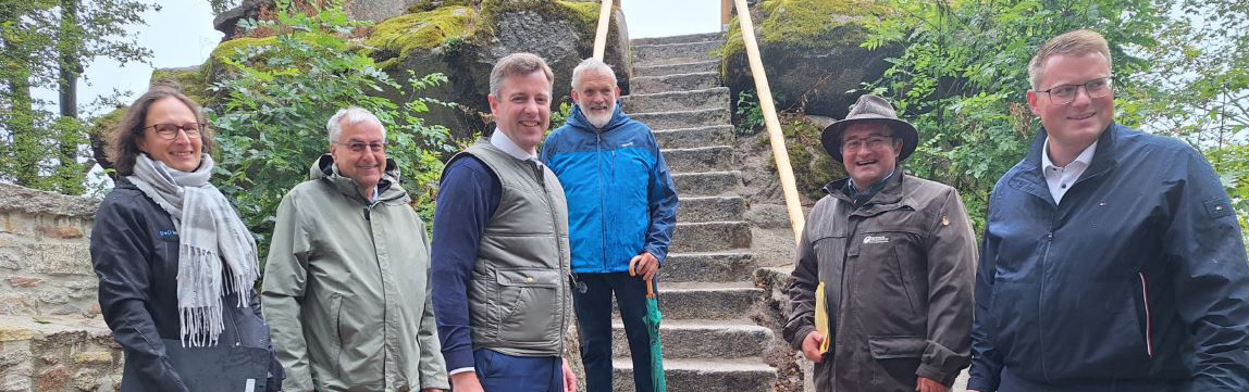 Forstbetriebsleiter Michael Grosch und die Architekten freuen sich über den Abschluss der Sanierung