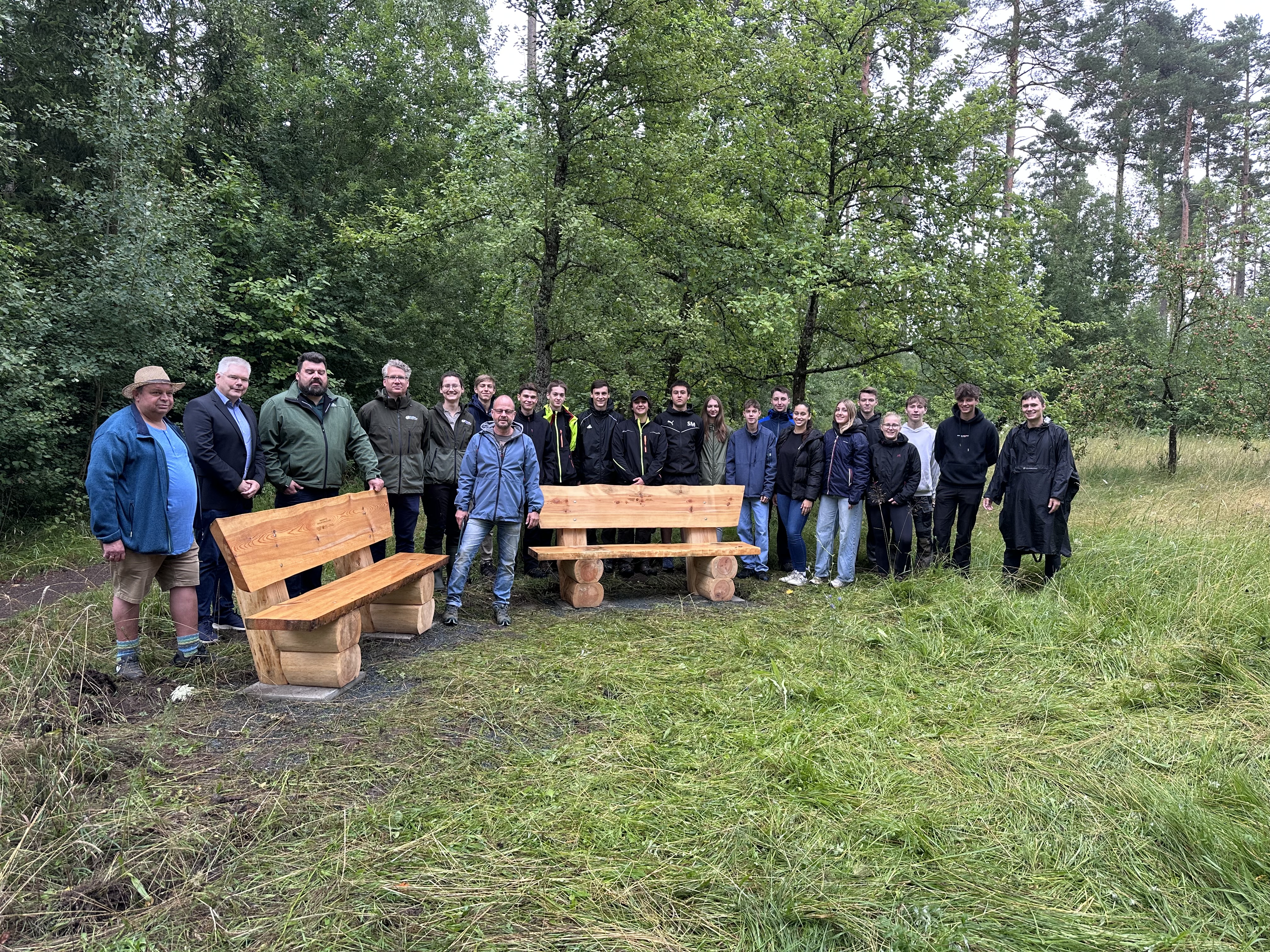 Schülerinnen und Schüler stolz vor ihren neuen Sitzbänken