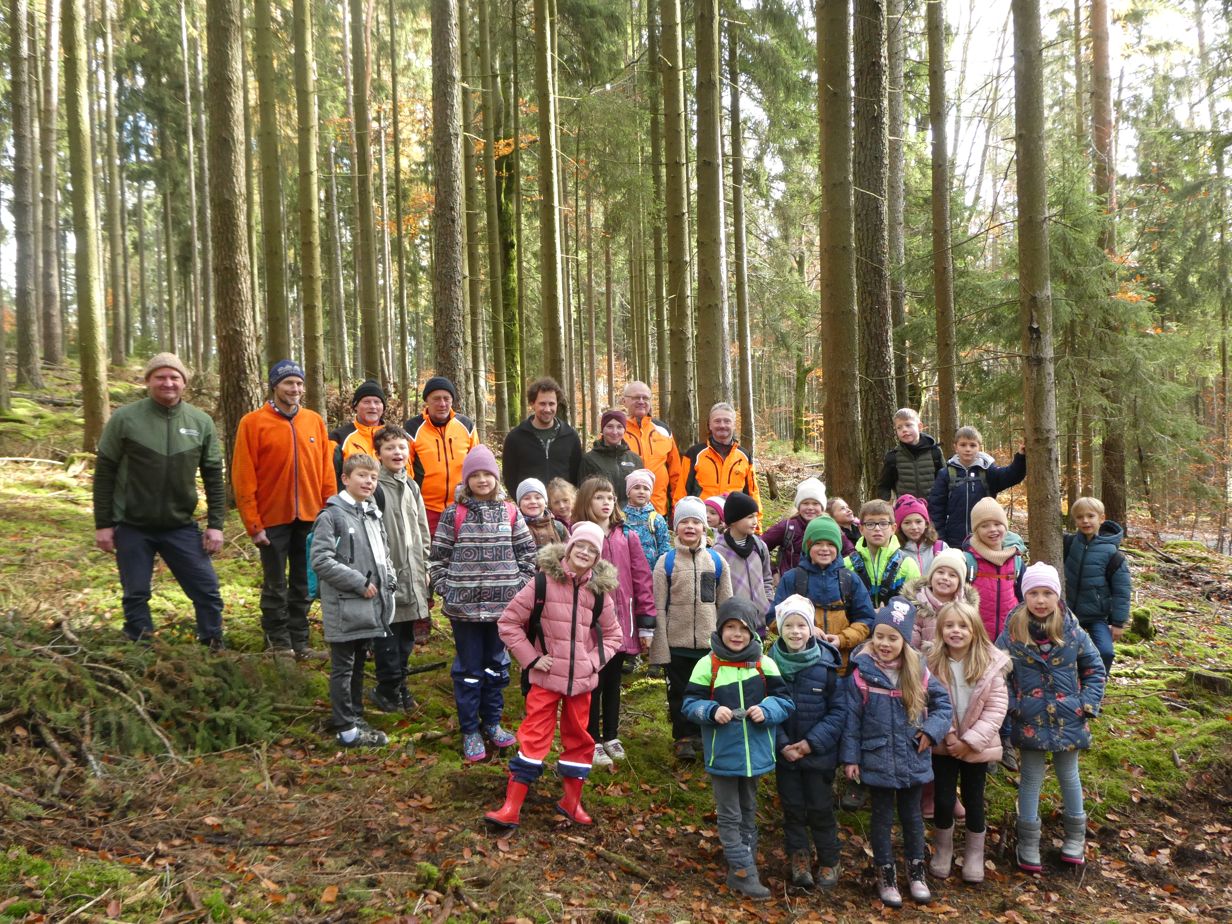 Kita-Kinder mit Forstleuten im Wald