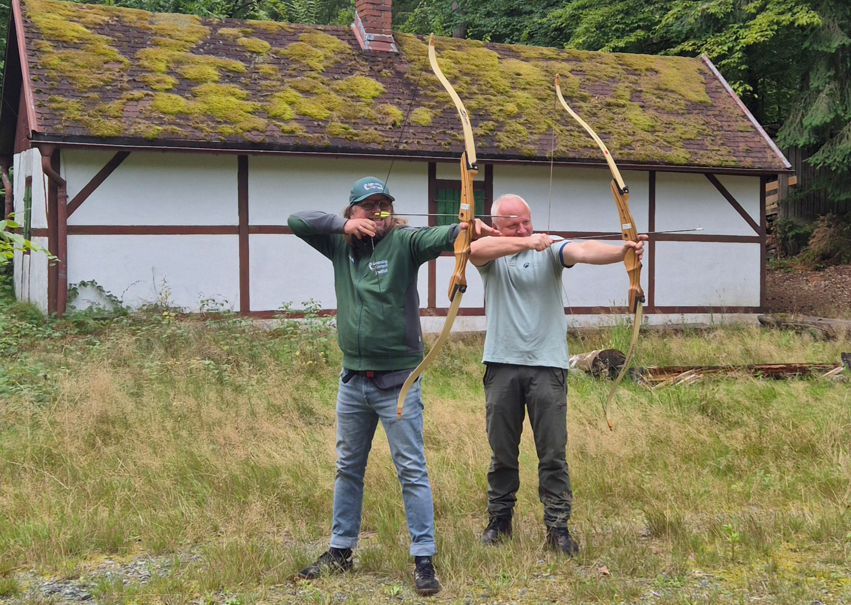Zwei Bogenschützen üben für das Waldfest