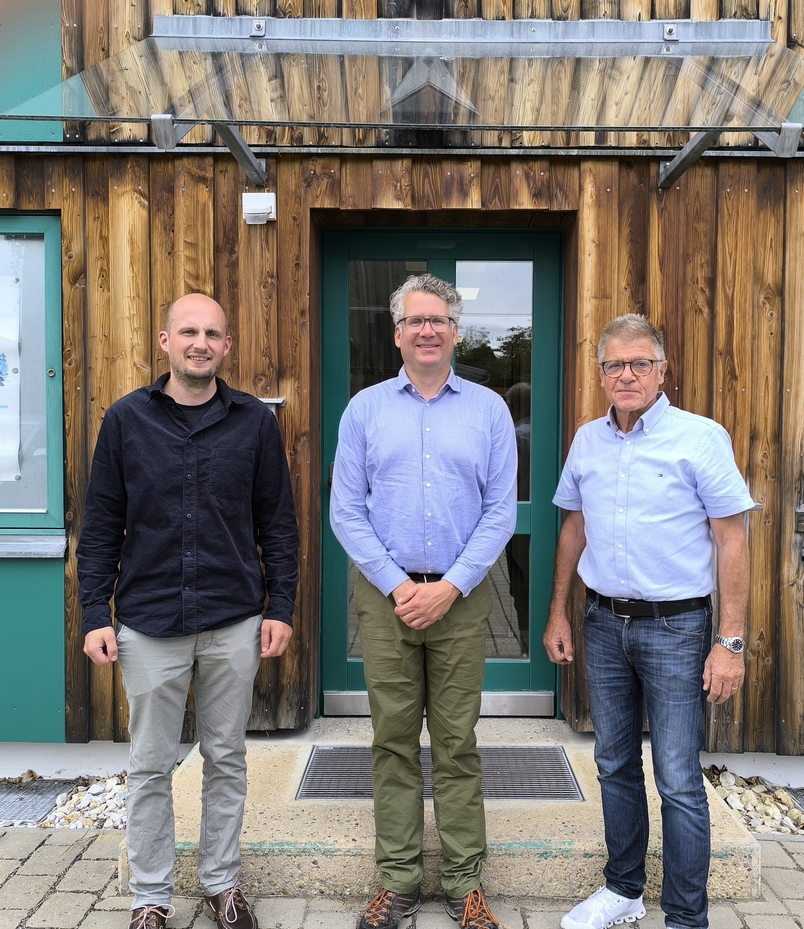 Matthias Weig (links) wird neuer Stellvertretender Betriebsleiter am Forstbetrieb Schnaittenbach. Sein Vorgänger Klaus Bichlmaier (rechts) verabschiedet sich in den Ruhestand. In der Mitte Forstbetriebsleiter Philipp Bahnmüller.“