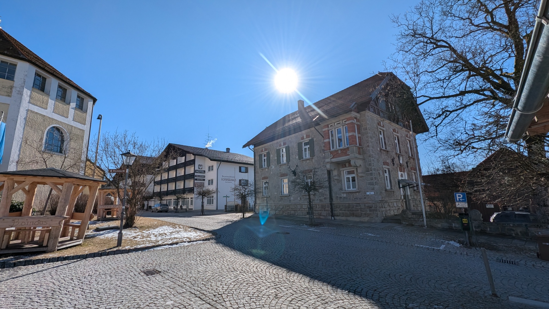 Das Gebäude des Forstbetriebs Bodenmais im Bayerischen Wald.