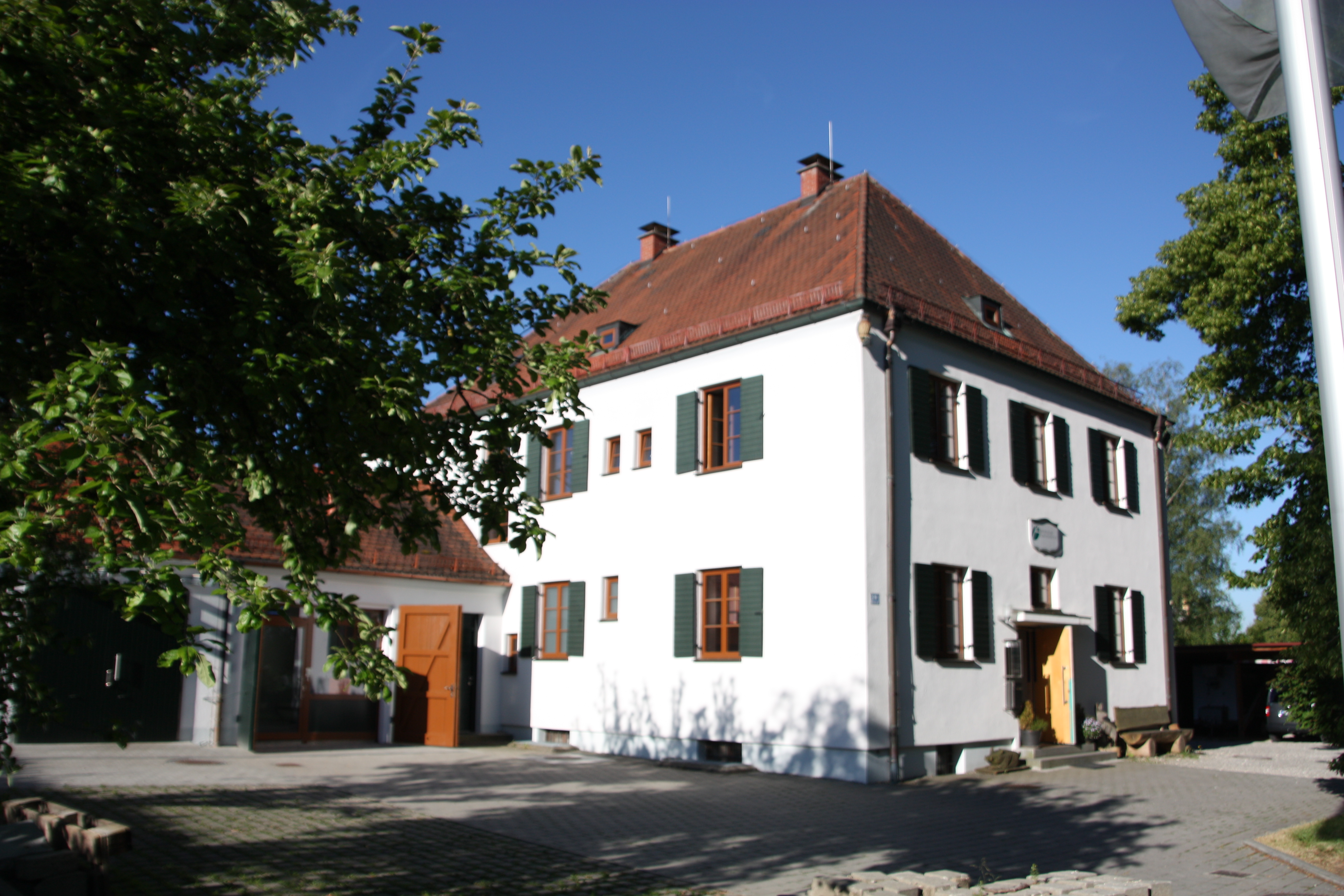Das Gebäude des Forstbetriebs Weißenhorn der Bayerischen Staatsforsten.