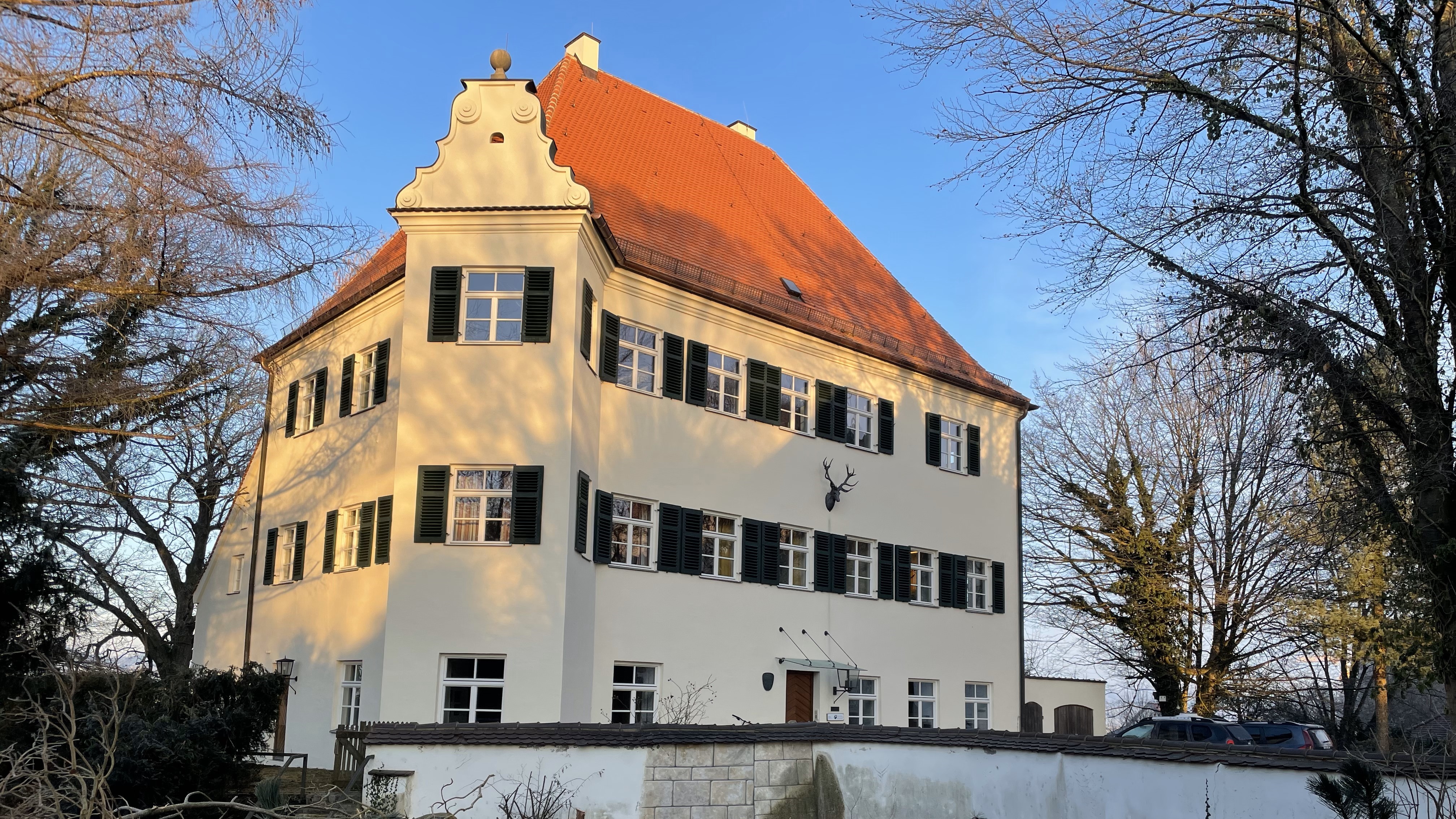 Das Gebäude des Forstbetriebs Zusmarshausen der Bayerischen Staatsforsten