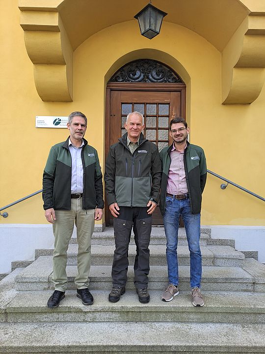 Forstbetriebsleiter Hans Mages (links) verabschiedet Erwin Graf (Mitte) in den Ruhestand und begrüßt Michael Schwindl (rechts) als dessen Nachfolger.