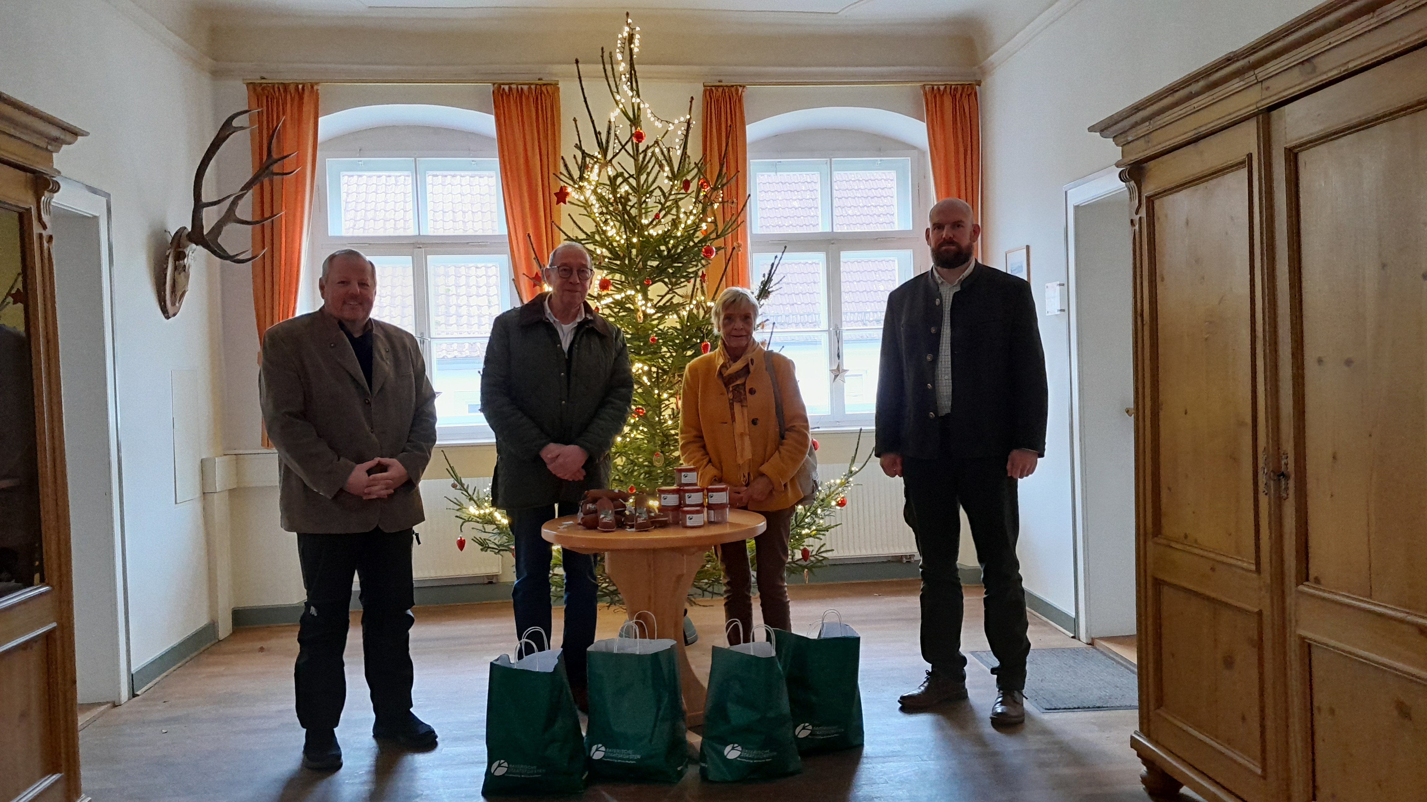 Menschen bei der Spendenübergabe in einem Raum