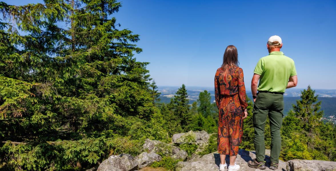 Zwei Leute schauen auf den Ausblick in der Natur