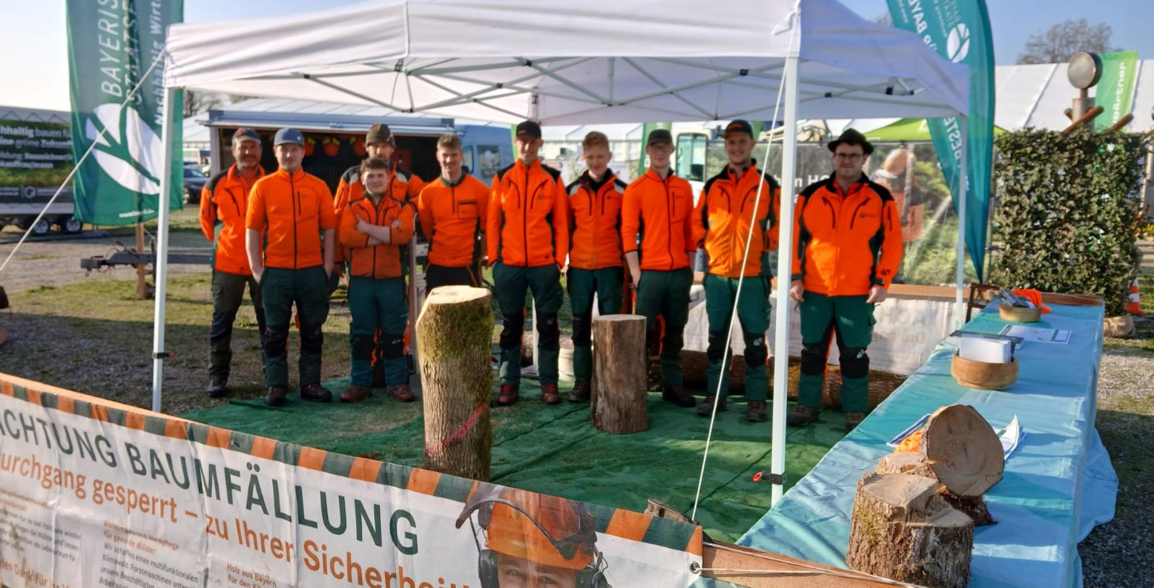 Azubis bei einem Messestand