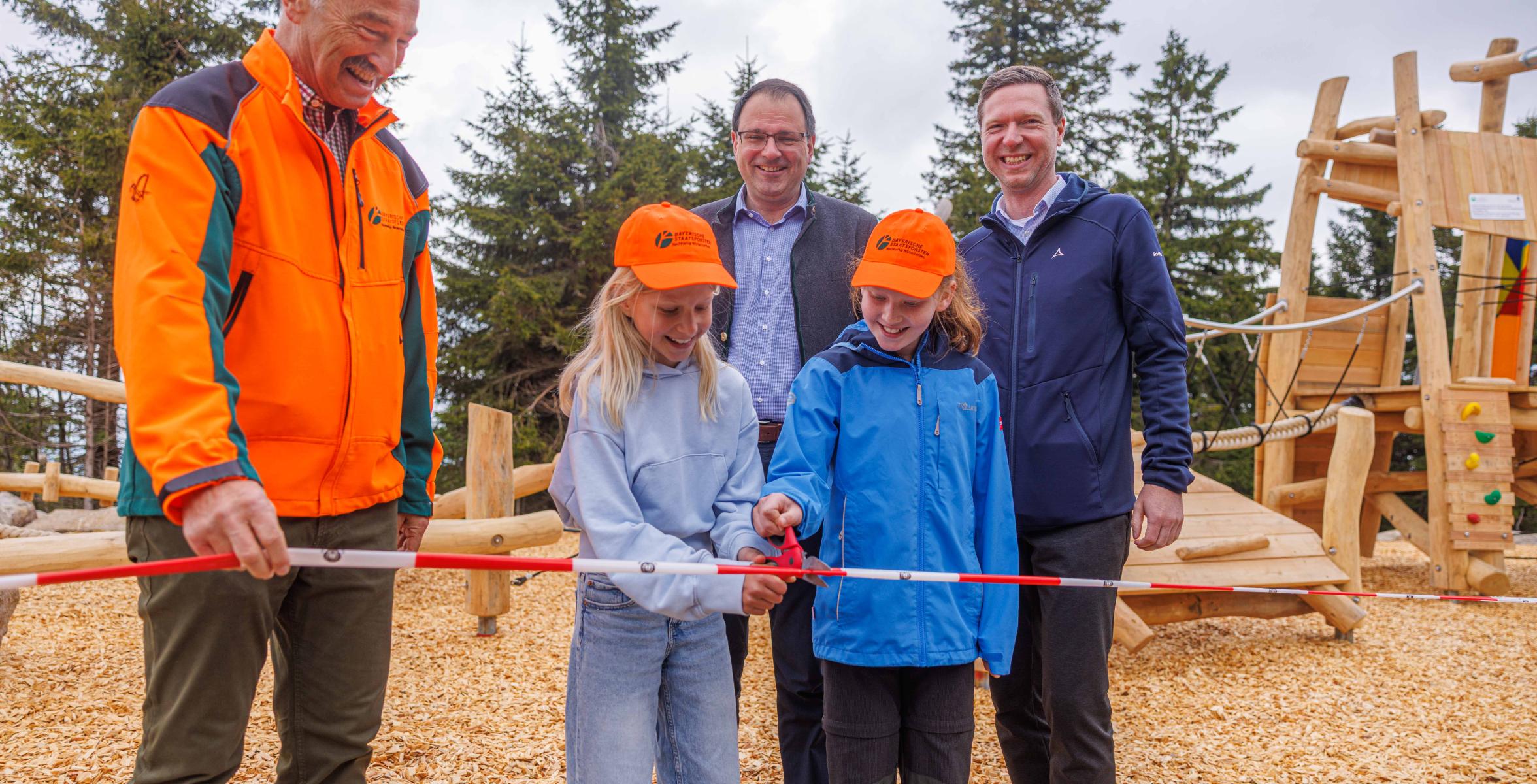 Symbolische Eröffnung des neuen Spielplatzes am Ochsenkopf: Kinder durchschneiden gemeinsam mit Vertretern aus Forstbetrieb, Politik und Region das Band – Startschuss für den höchsten Spielplatz Nordbayerns.