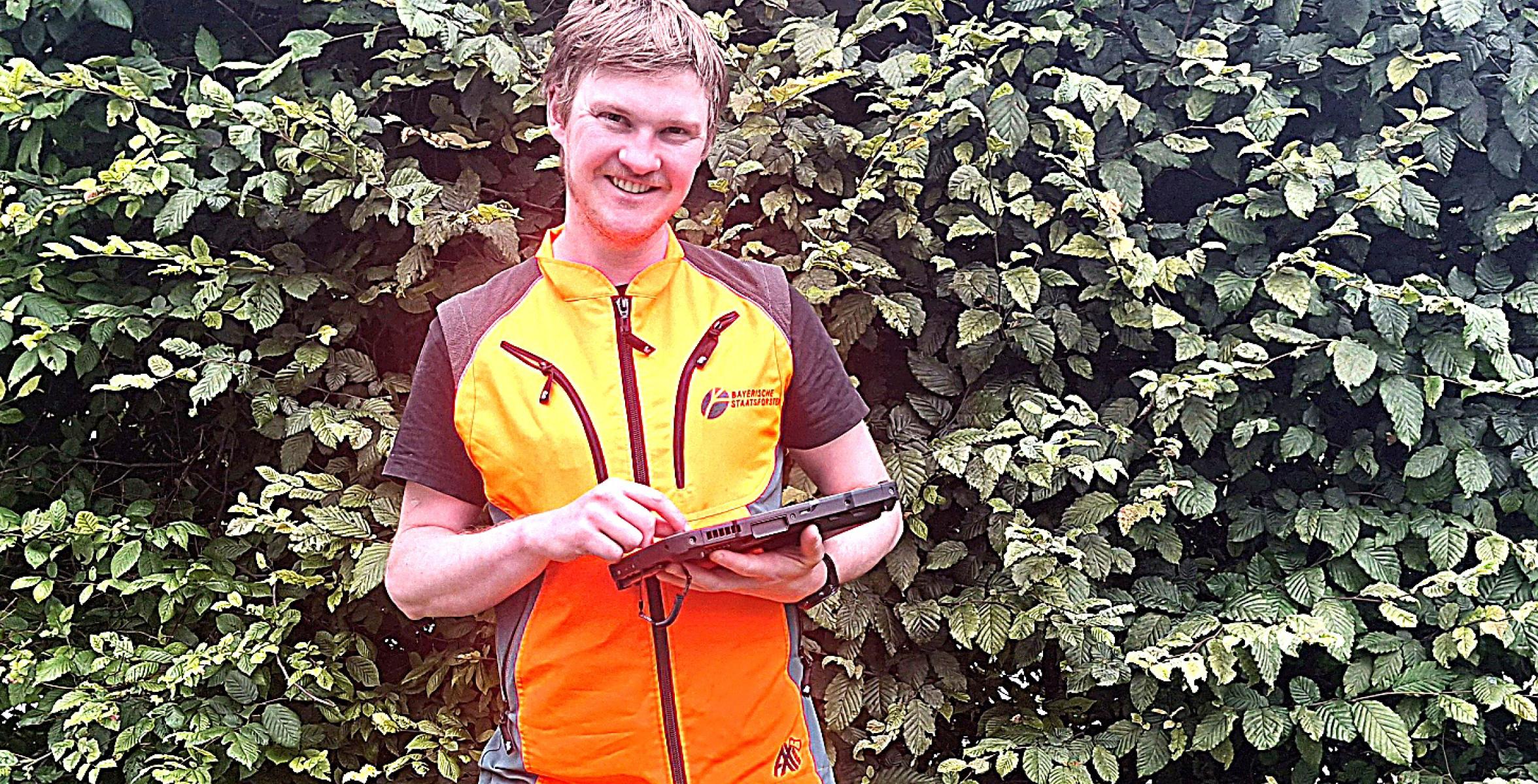 Förster mit Outdoor-Tablet und Warnweste