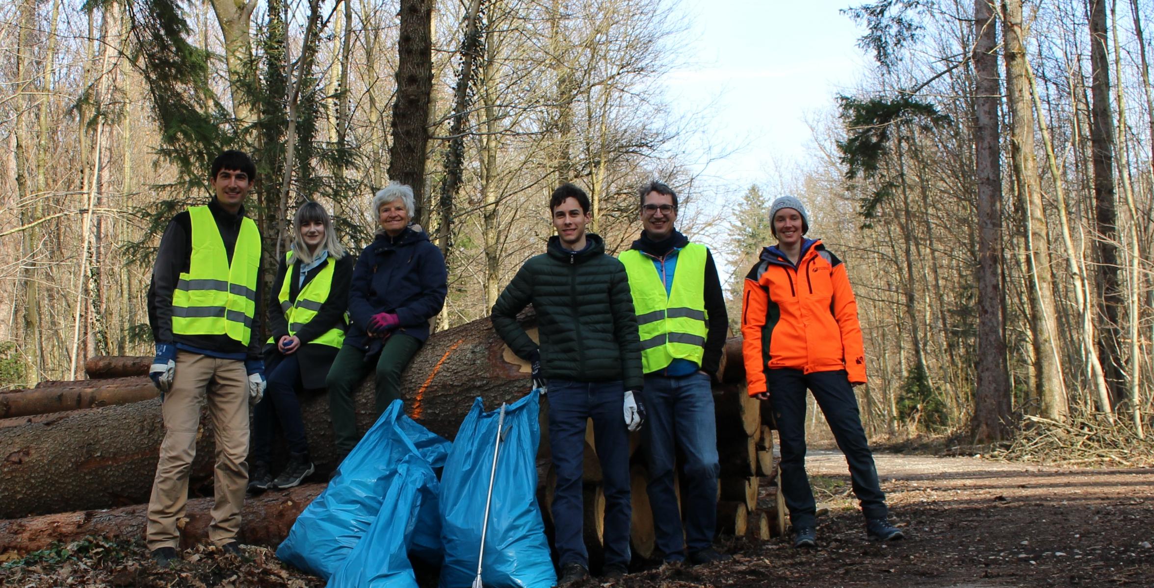 Die Müllsammel-Gruppe ausgestattet mit Müllsäcken und Warnwesten im Wald