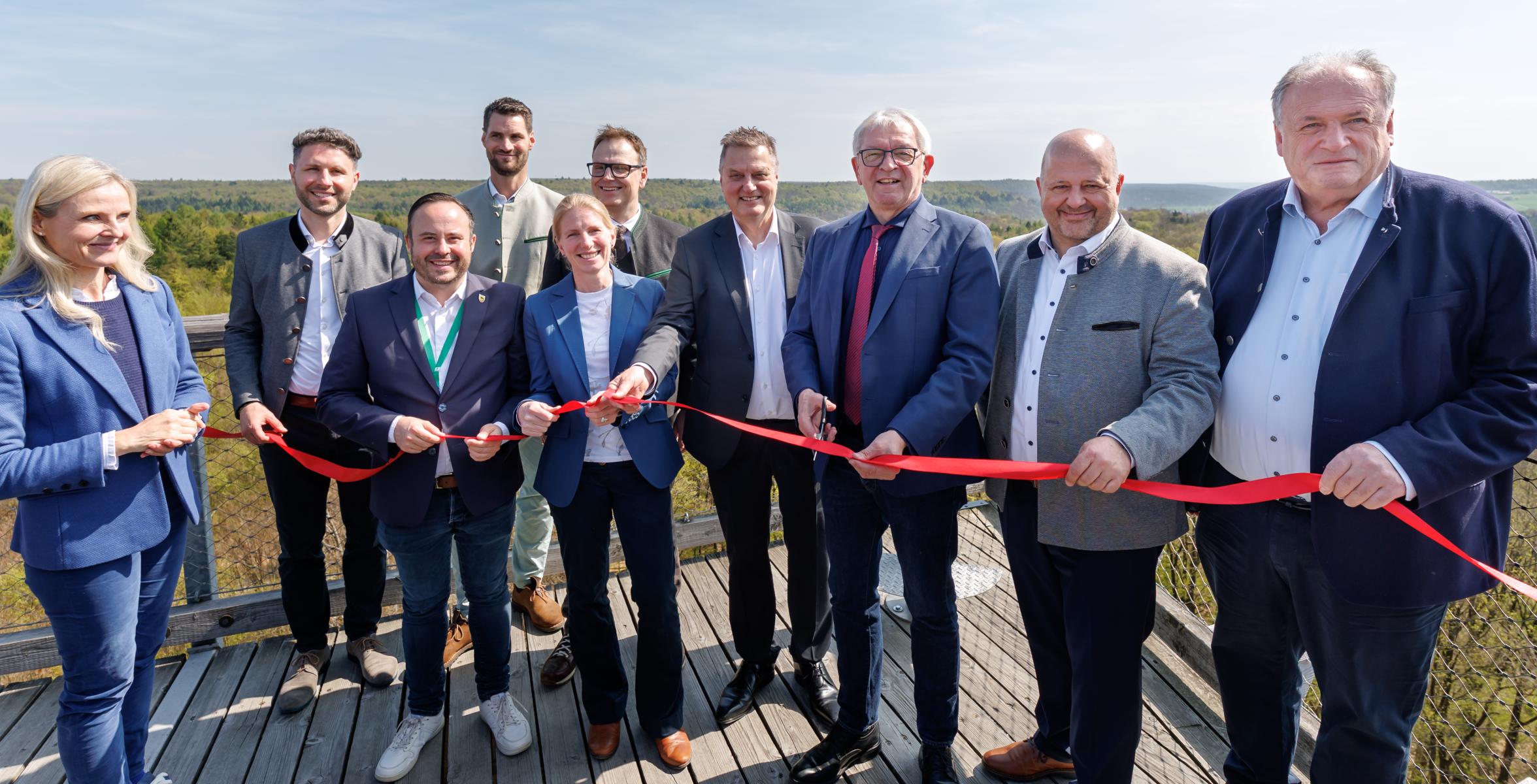 Rotes Band am Baumwipfelpfad durchschnitten