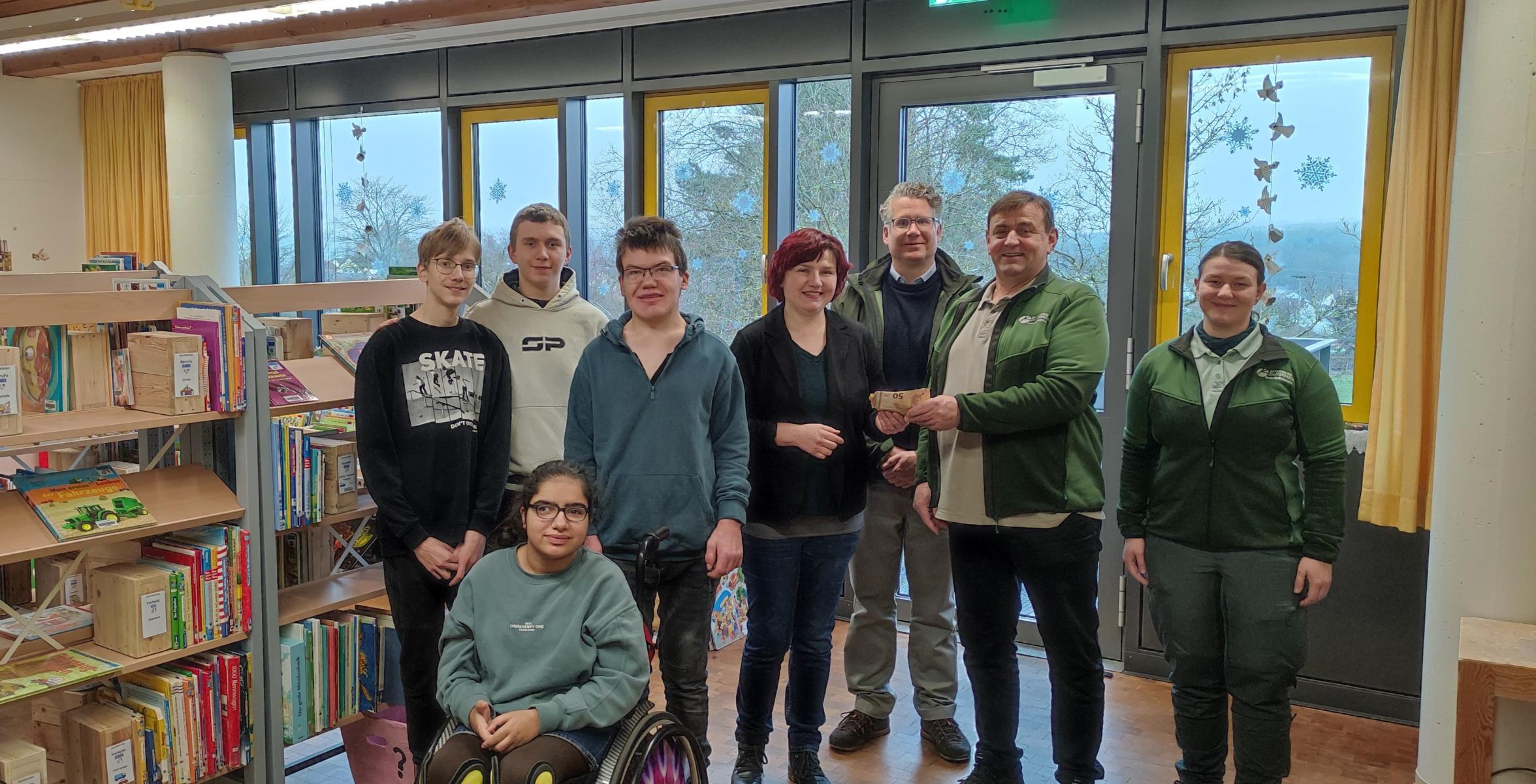 Personen bei der Spendenübergabe