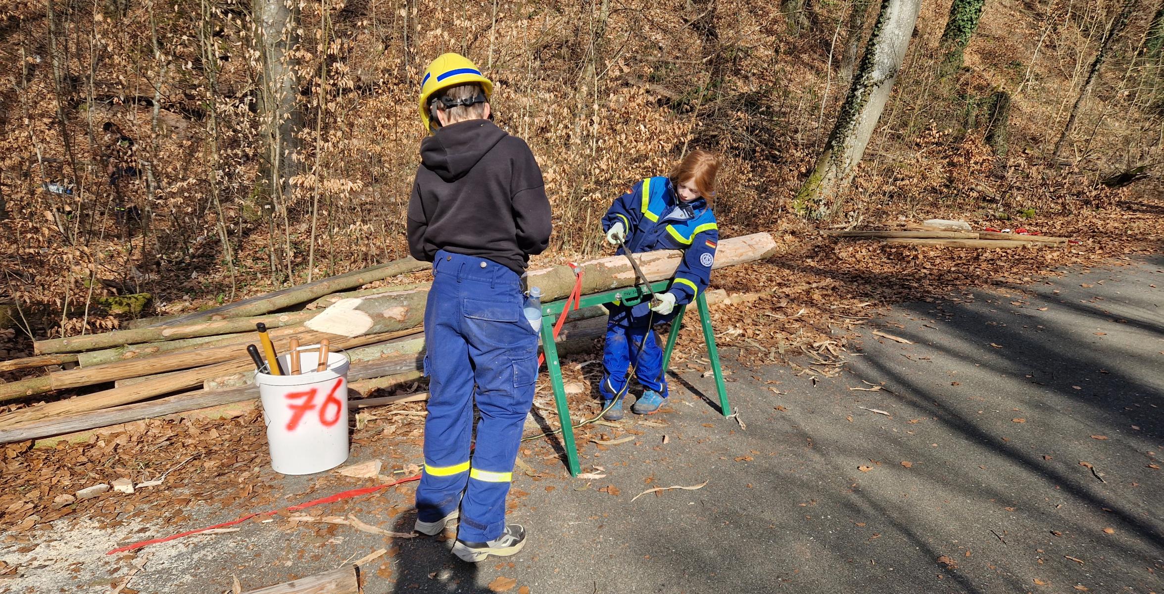 Kinder helfen den Pfad zu renovieren