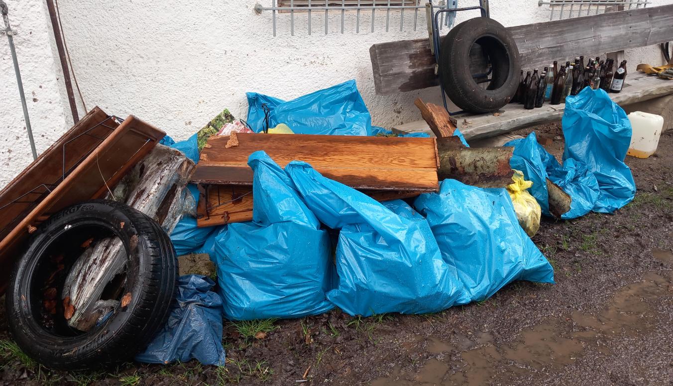 Beim Ramadama fanden die Freiwilligen Möbel, Autoreifen, Bauschutt und vieles mehr.