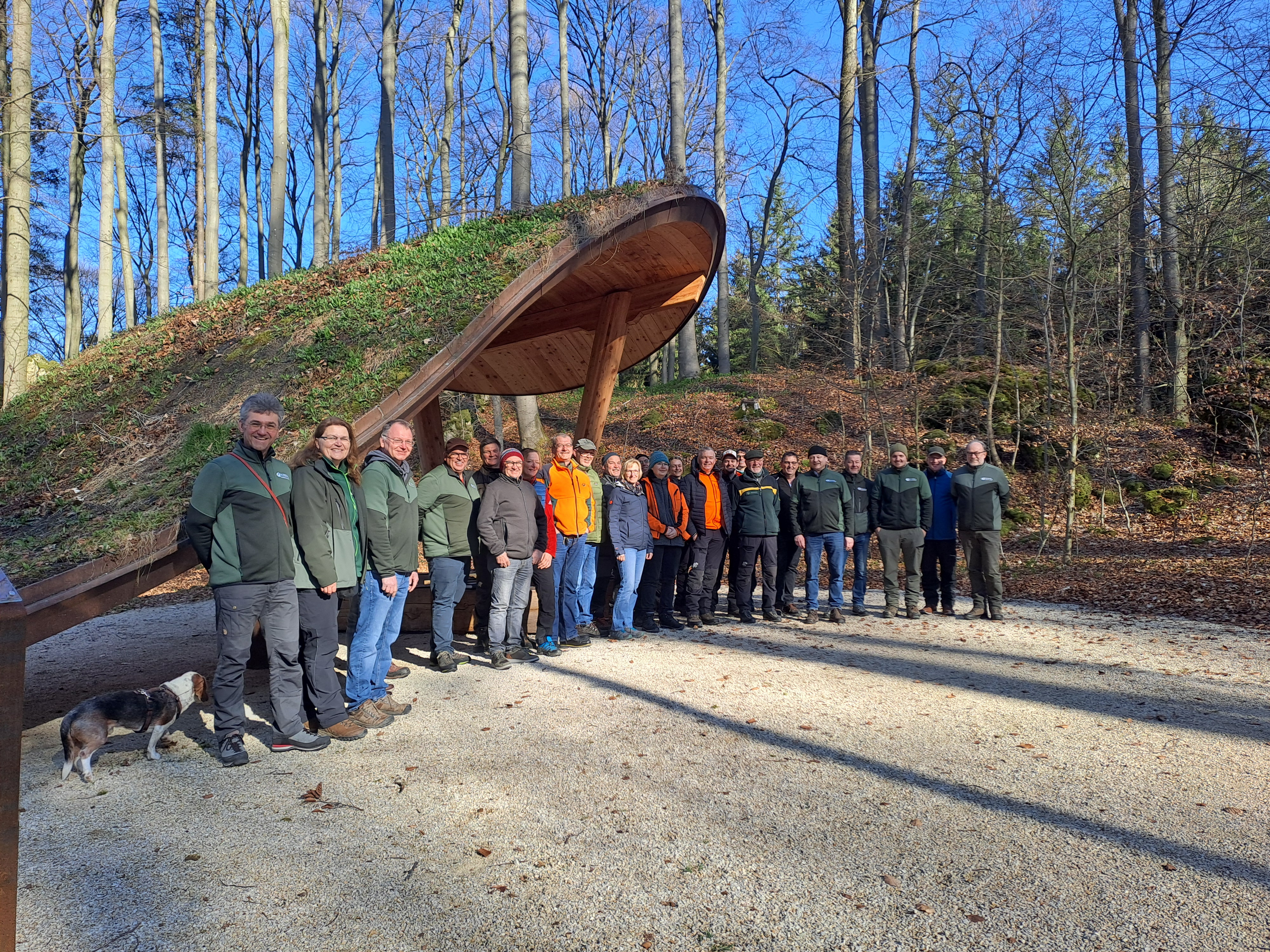 Gruppenfoto vor der Andenkstätte im Stillen Wald Königsholz.