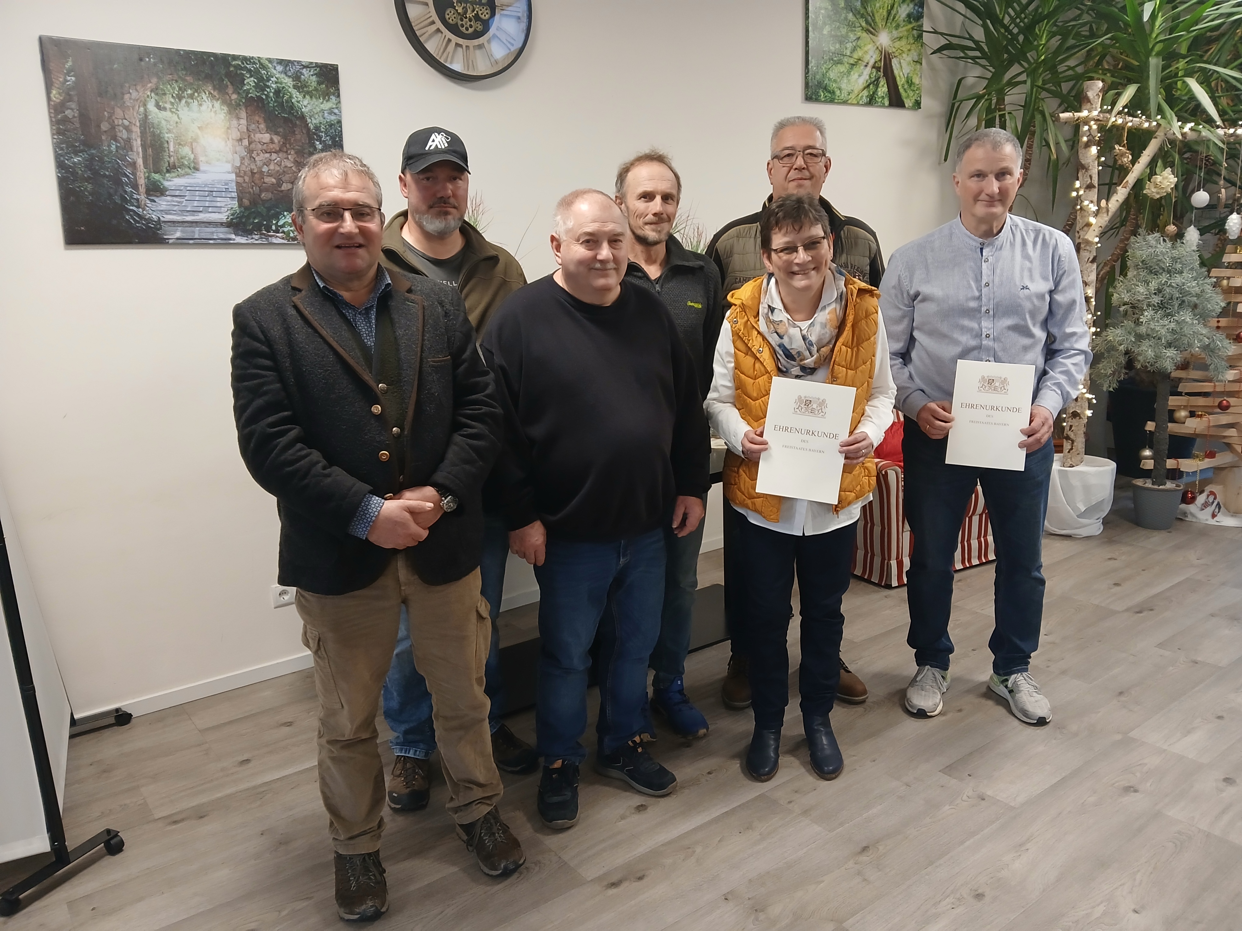 Mehrere Menschen mit Urkunden zu ihrem Arbeitsjubiläum