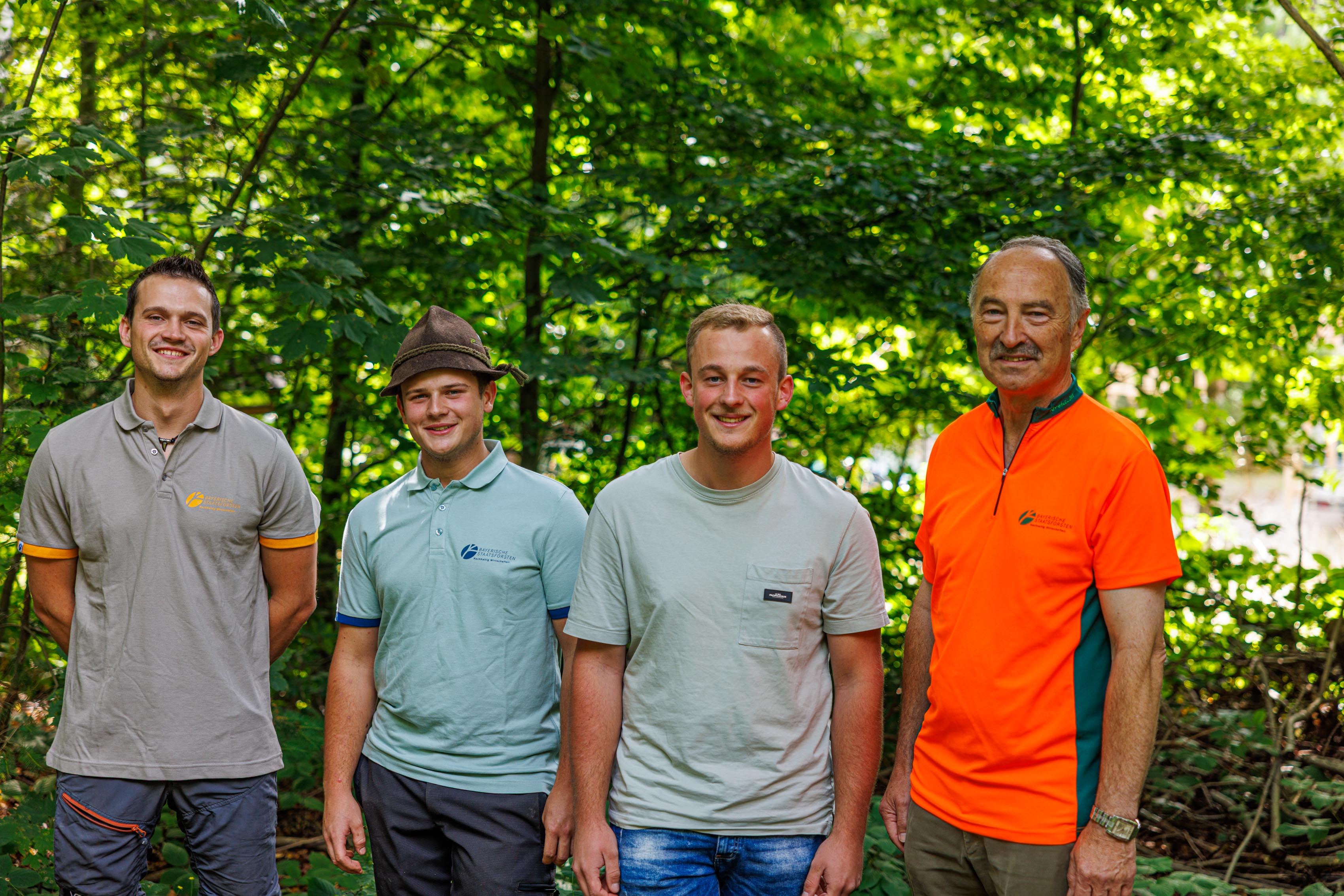 Azubis mit Forstbetriebsleiter