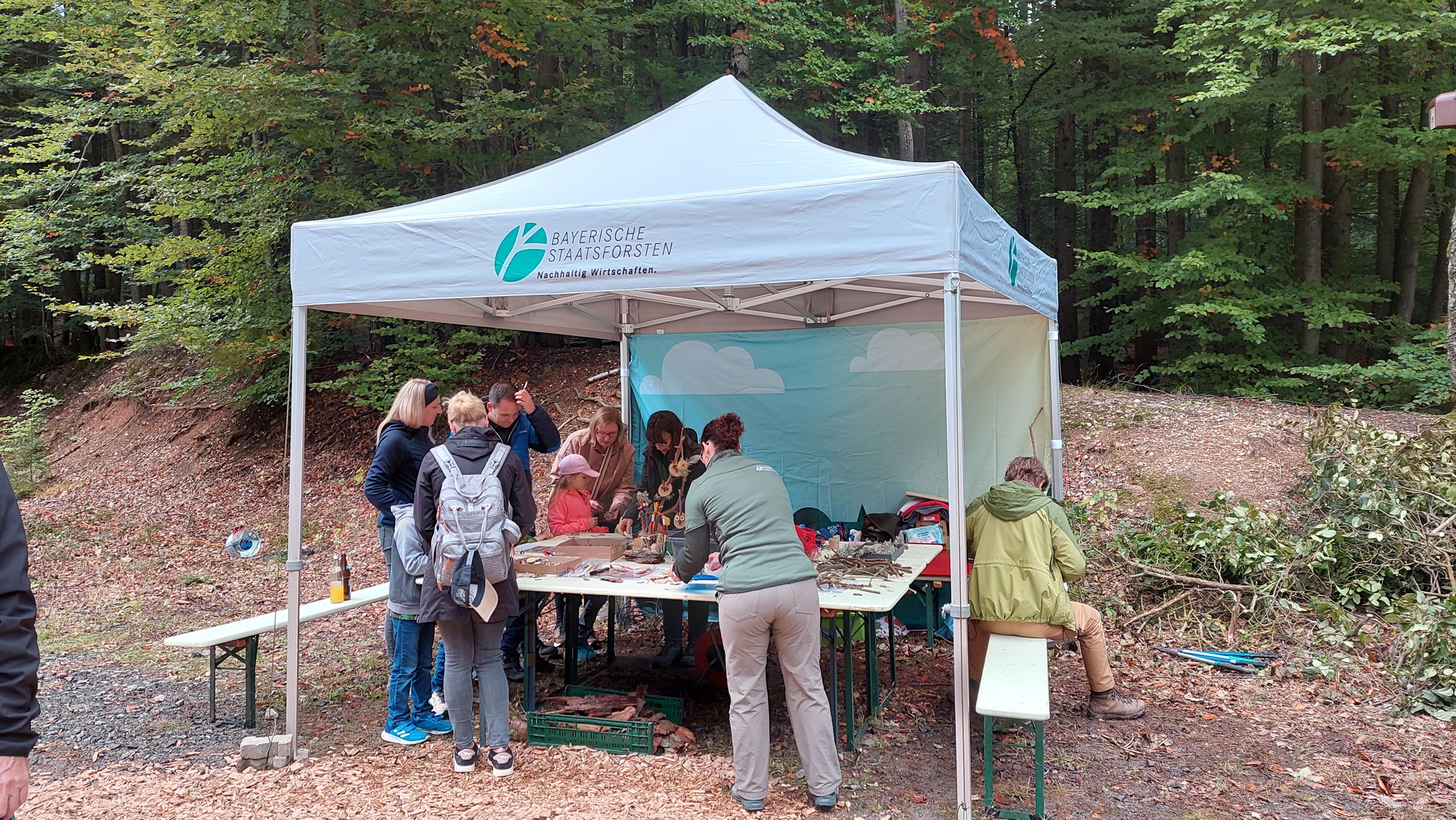 Bastelstand im Wald
