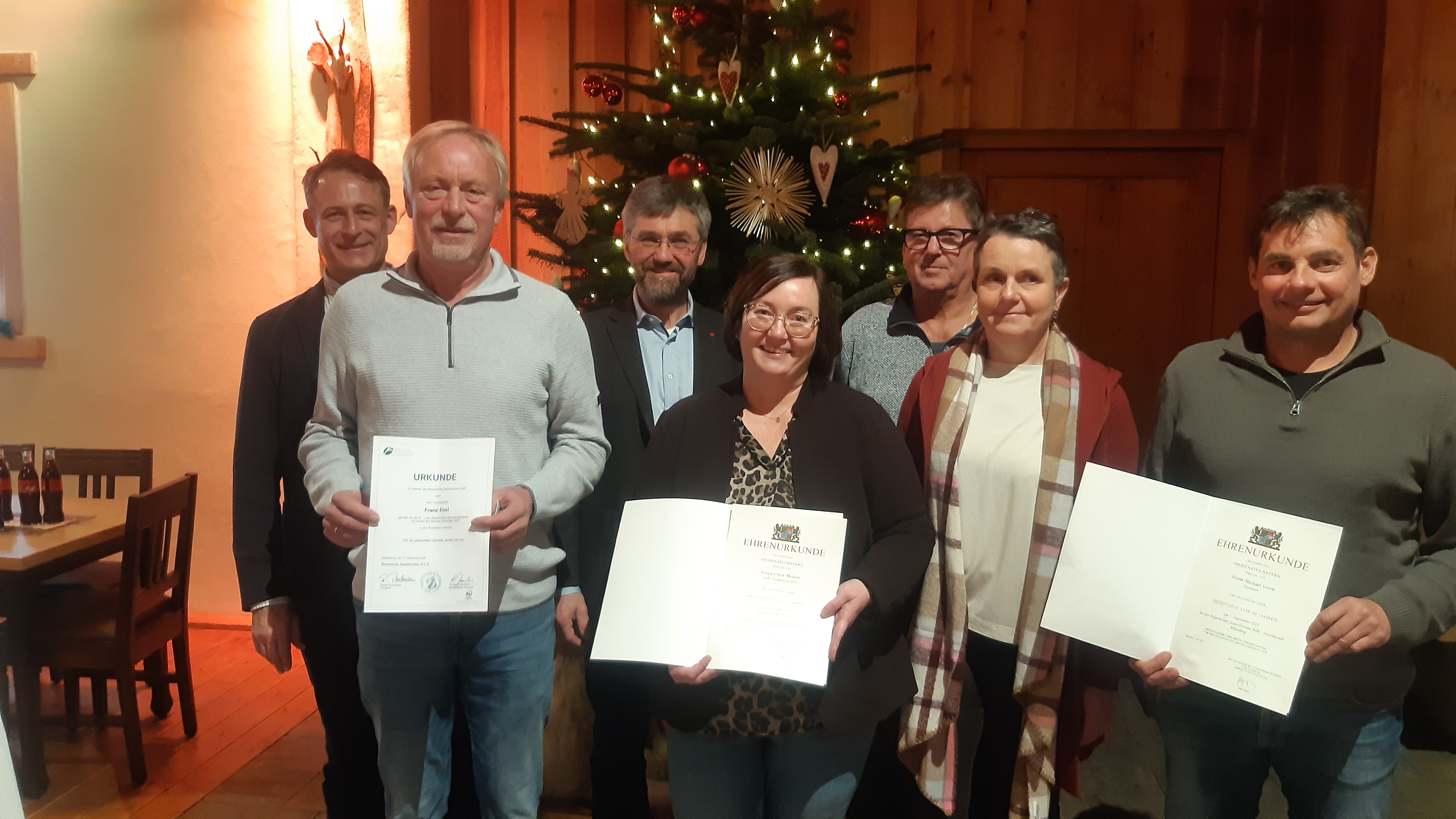 Mitarbeitende des Forstbetriebs Allersberg mit Urkunden