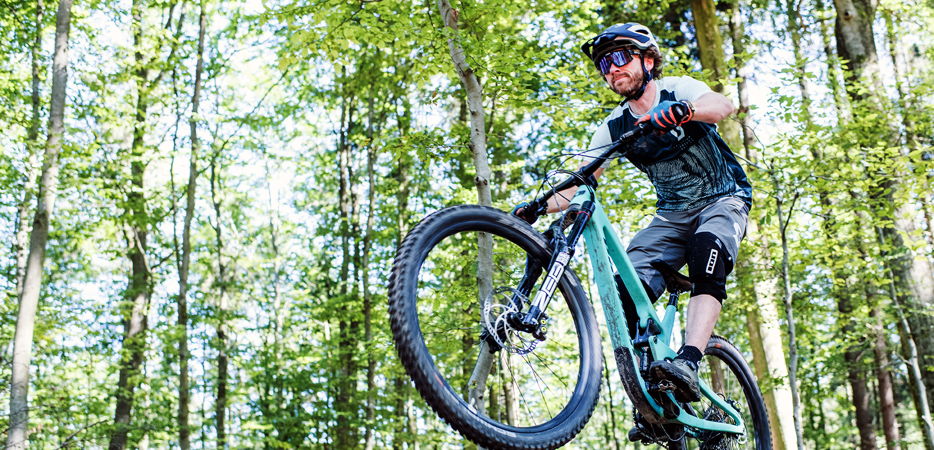 Mountain-Biker bei der Fahrt durch den Wald