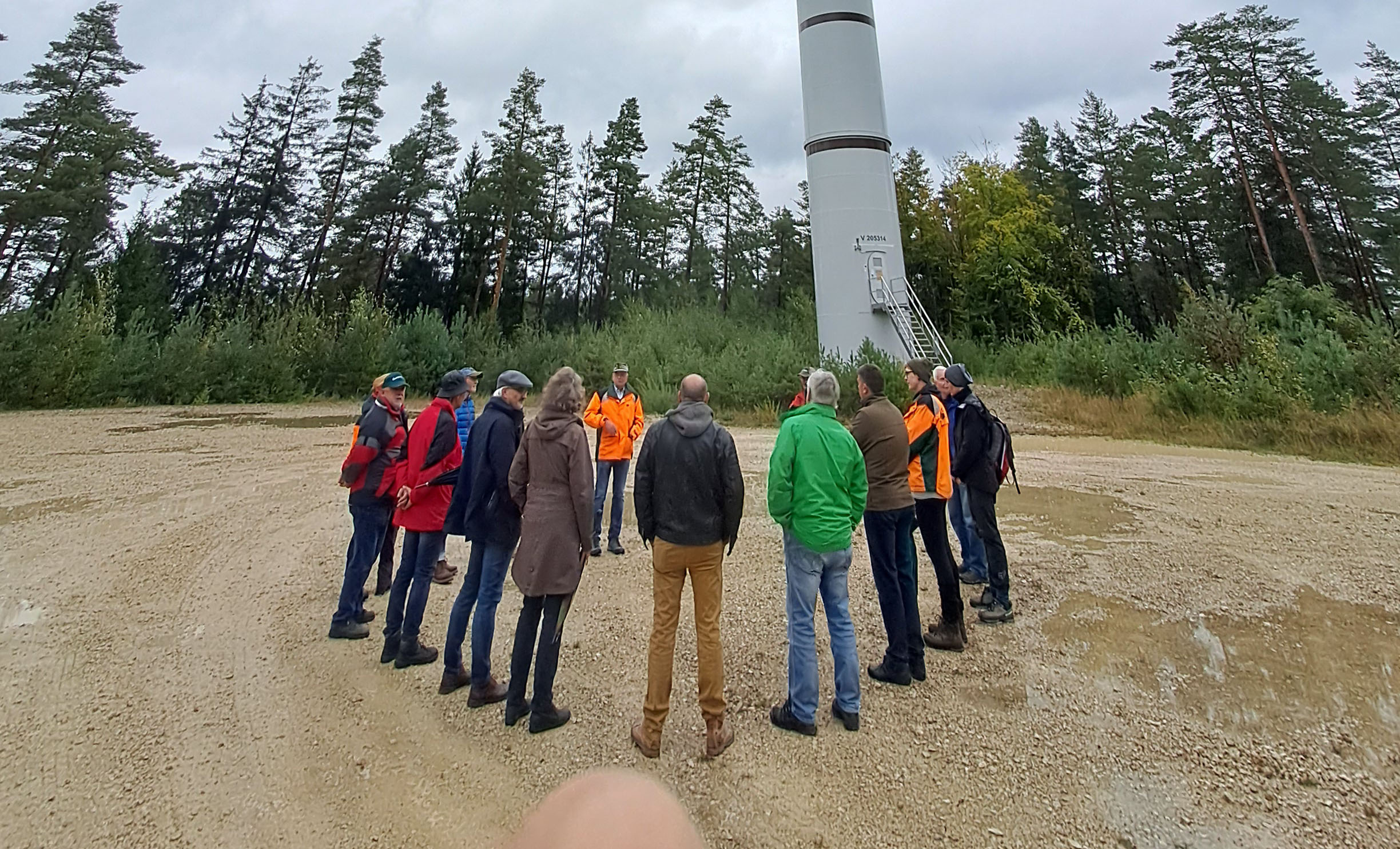 Besucherinnen und Besucher vor einem Windrad