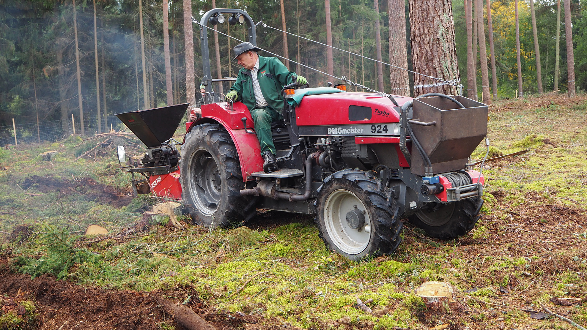 Traktor bei der Eichensaat