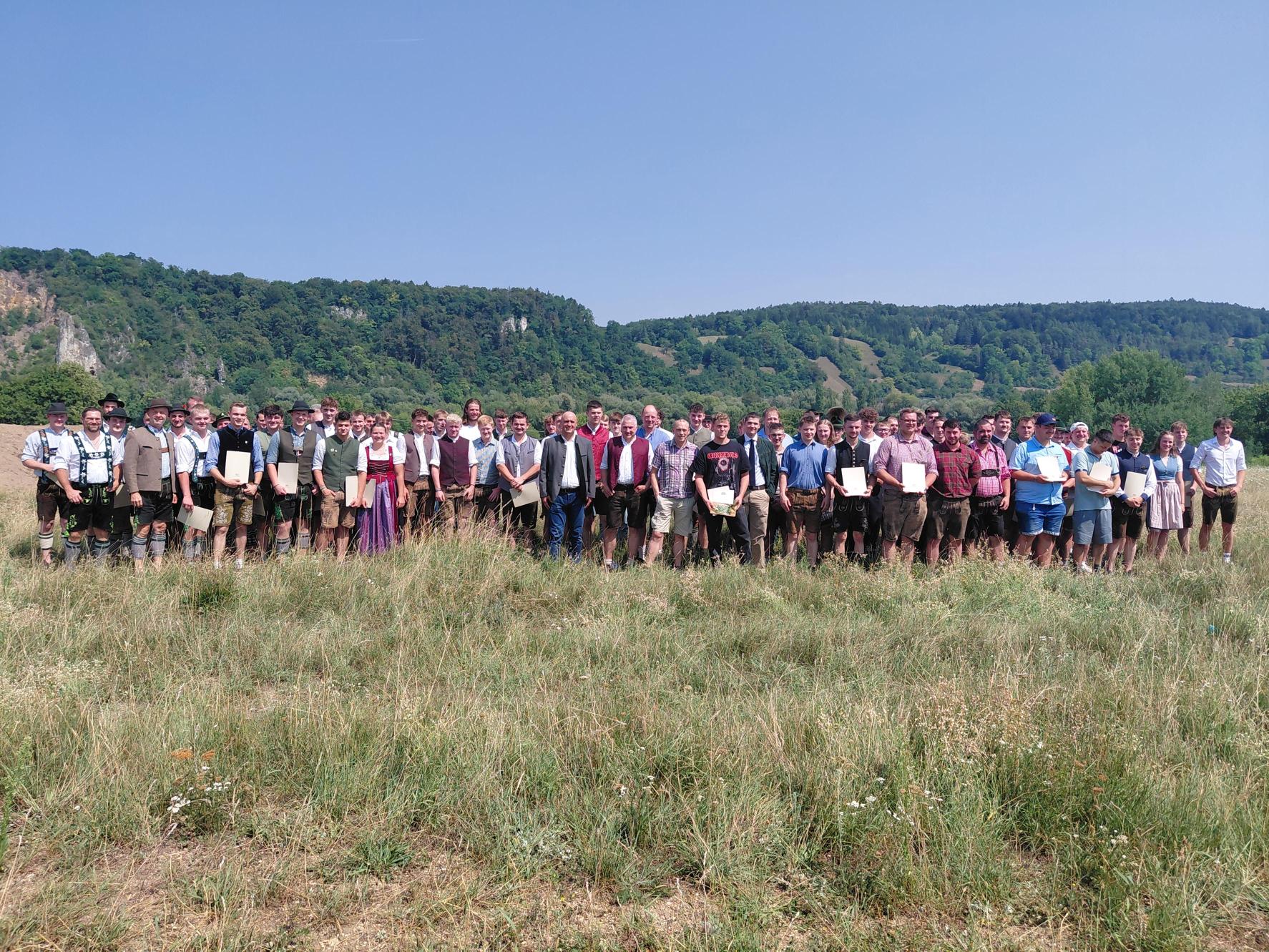Alle Forstwirt Azubis in der Natur Gruppenbild bei Freisprechung
