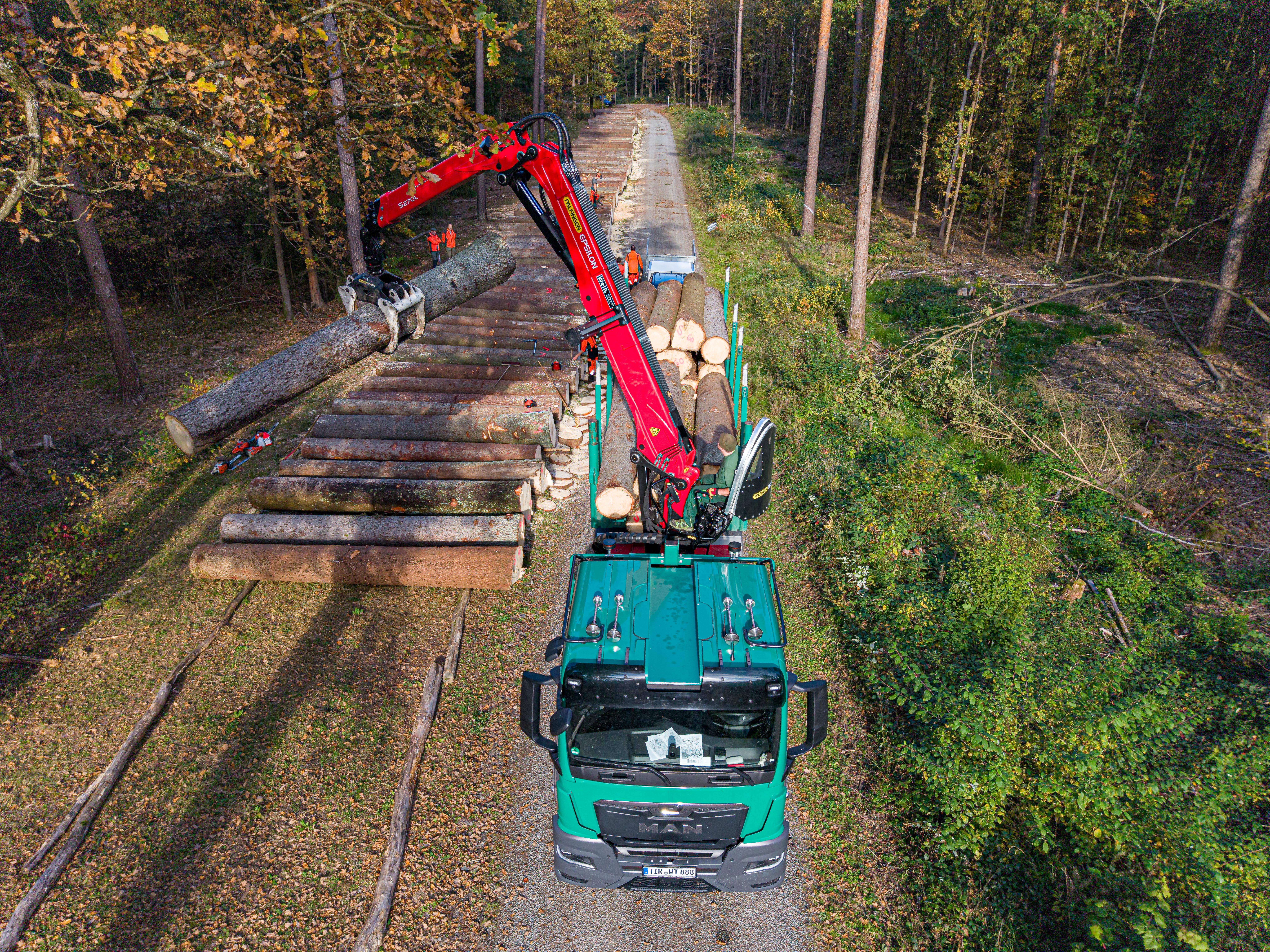 Bereit für den effizienten Abtransport und die Weiterverarbeitung – ein wichtiger Schritt in der nachhaltigen Holzlogistik und Forstwirtschaf