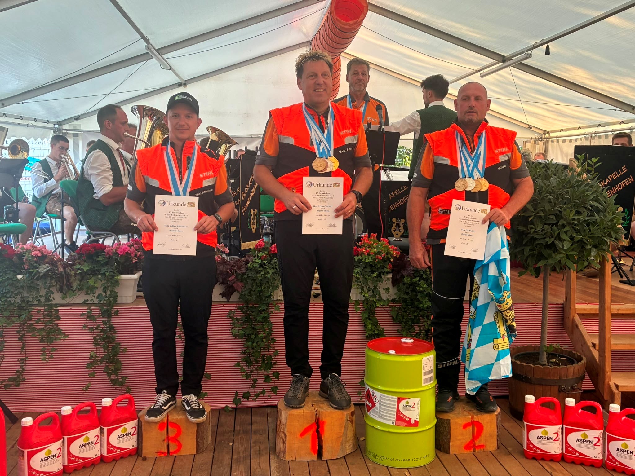 Auf dem Siegertreppchen steht Marco Trabert auf Platz 1