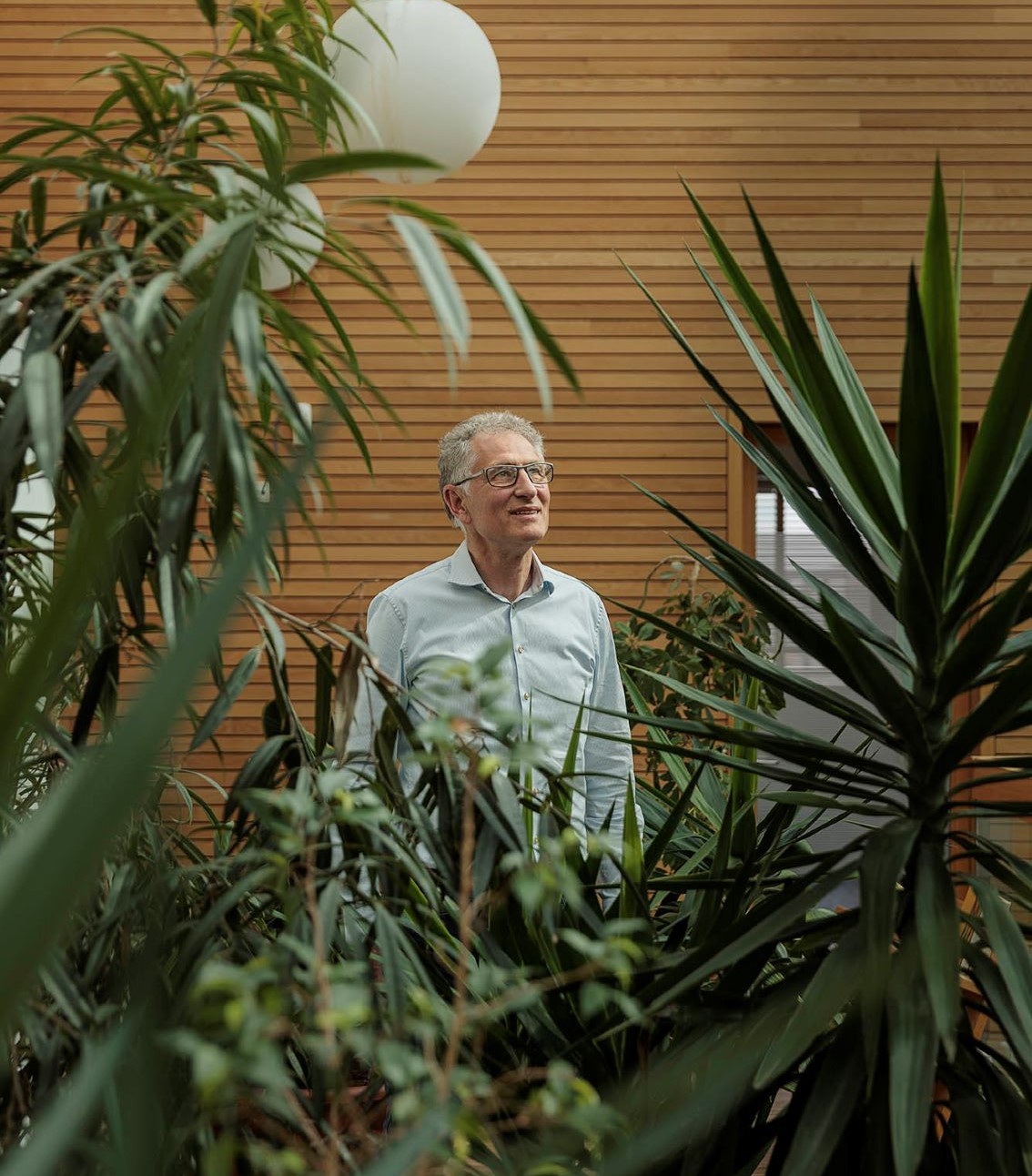 Naturschutz Spezialist steht vor Pflanzen in Bürogebäude