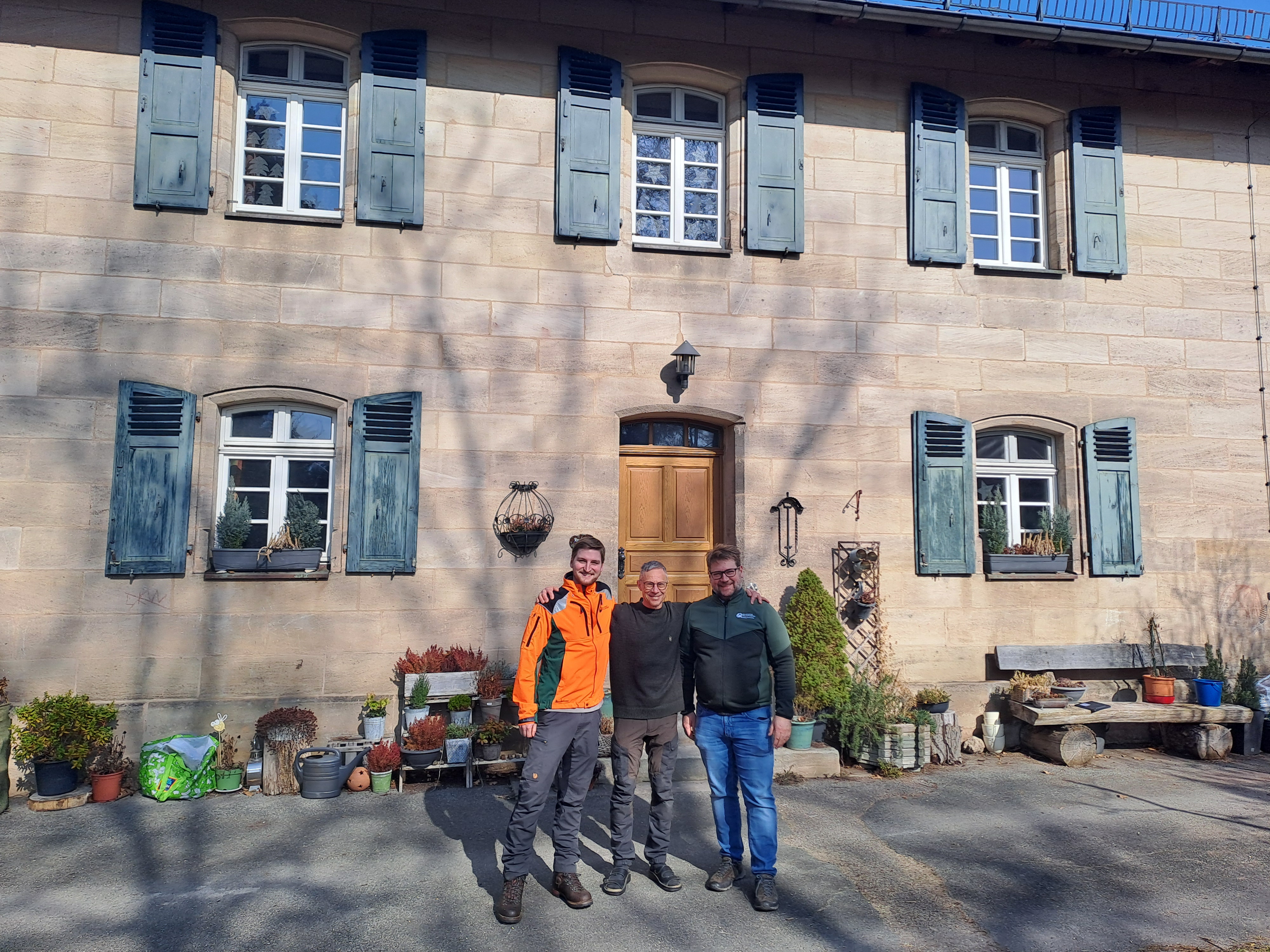 Übergabe des Forstreviers Altenfurt in Nürnberg: Von Norbert Zollet übernimmt Michael Gaham. Forstbetriebsleiter Johannes Wurm gratuliert und verabschiedet.