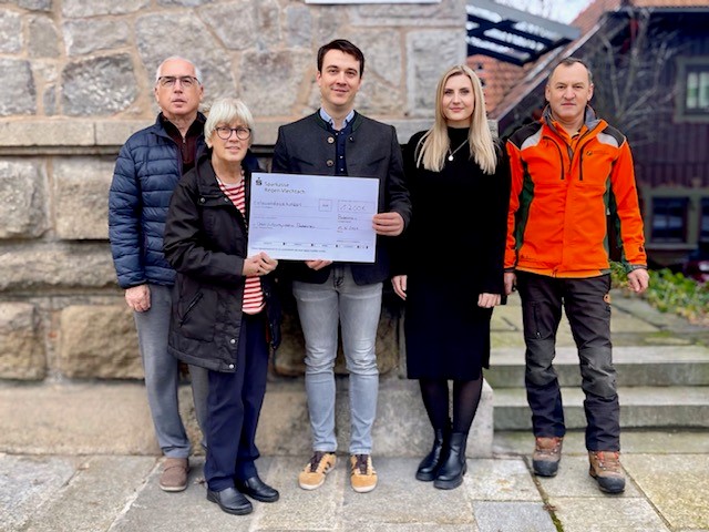 1.200 Euro wurden an den Unterstützungsverein Bodenmais übergeben. (Foto: BaySF)