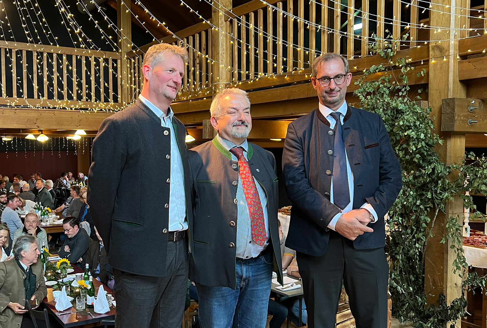 Vorstand Manfred Kröninger rechts verabschiedet Dr. Heinz Utschig in der Mitte. Nachfolger ist Joachim Keßler im Bild links